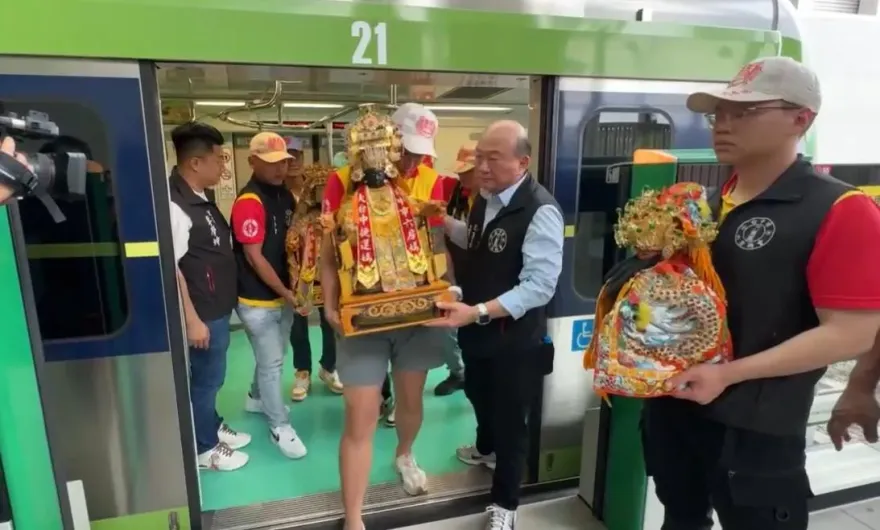影/台中烏日六房媽「搭捷運出巡」　信眾跨海還願贈新衣
