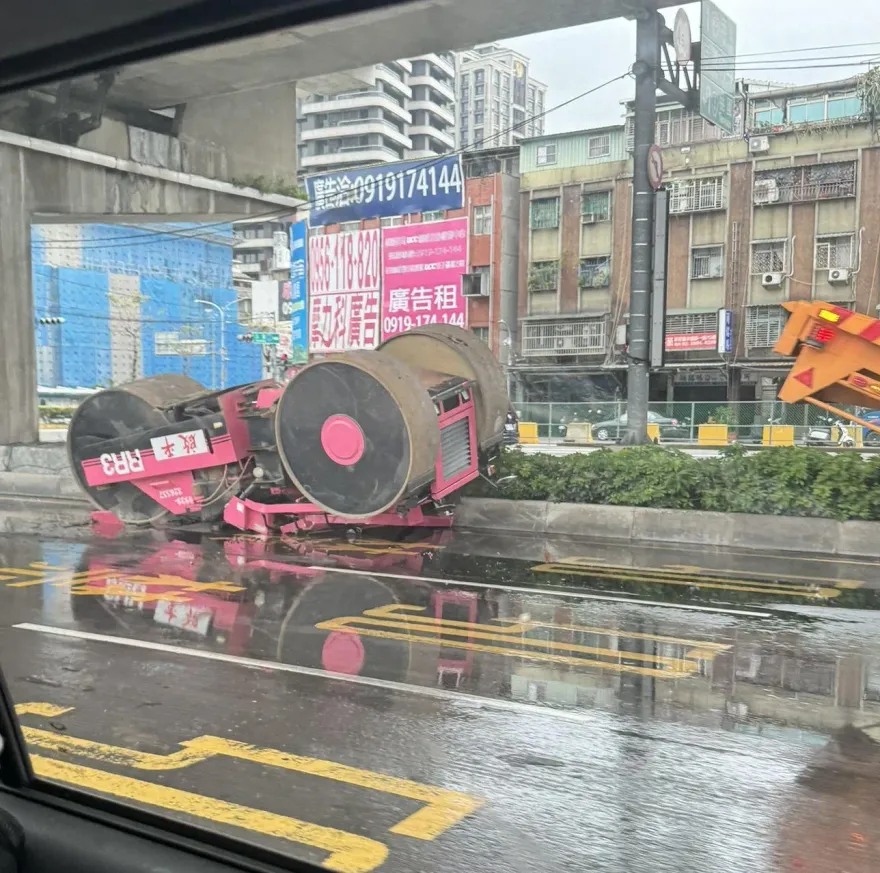 新北曳引車轉彎壓路機翻落　油漬噴灑幸無人傷