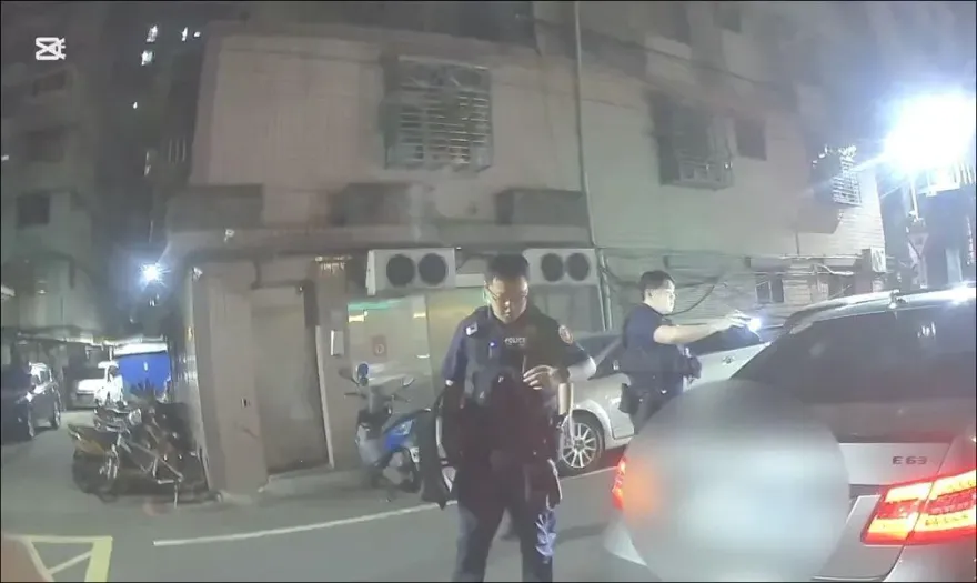 新莊驚險「警匪隔車對峙」直擊！　防彈盾牌護身