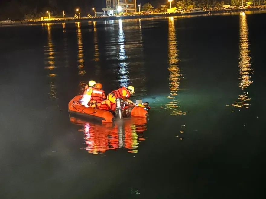 影/深夜將軍漁港「人車落海」　海巡聞聲下水救援