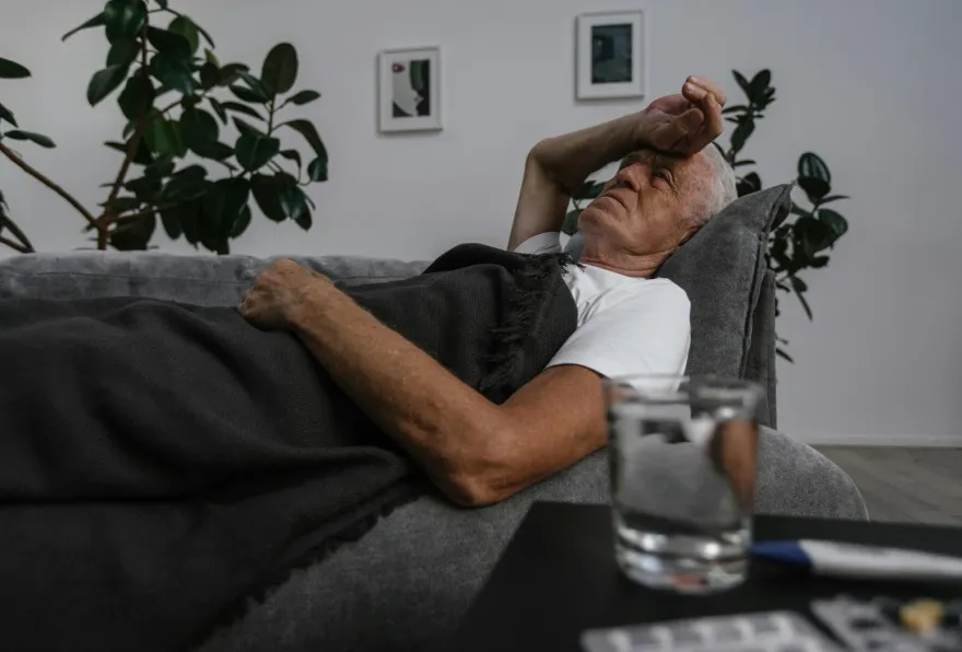70歲翁嚴重鼻塞！撐開驚見「衛生紙」卡很緊　醫完整拖出