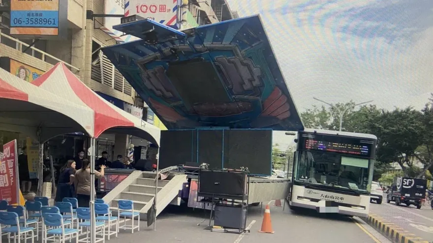 公車撞舞台車！車頂遭刺一個洞　民宅受波及超衰