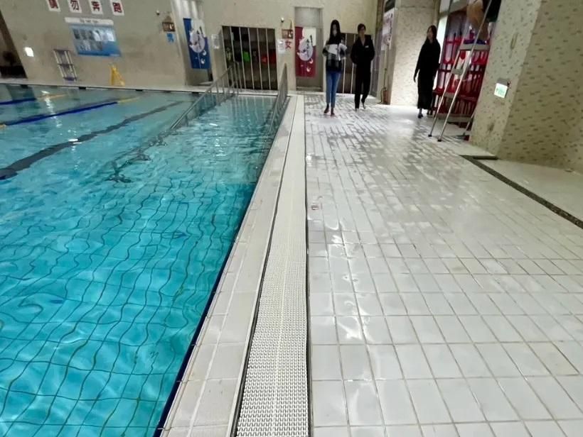 新北驚見男童「運動中心泳池溺水」！　母「接電話」沒發現