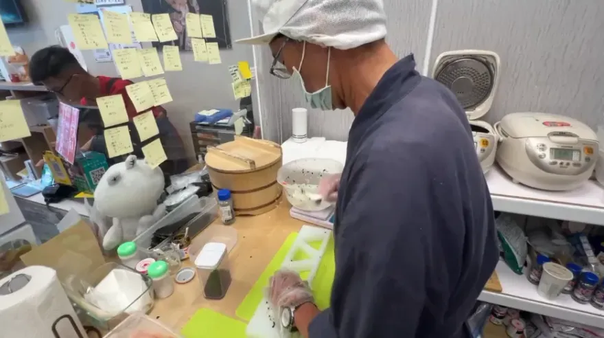 影/日式飯糰店遭房東砸店！高雄人用新台幣下架　日籍老闆鞠躬致謝