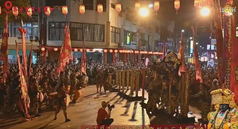 舞獅表演驚魂！2陣頭人員踩空撞柱送醫　驚悚畫面曝