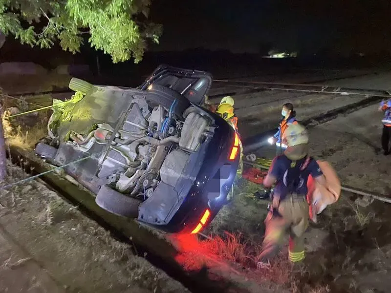 台南BMW駕駛酒駕！自撞路樹90度翻進育苗場釀2傷