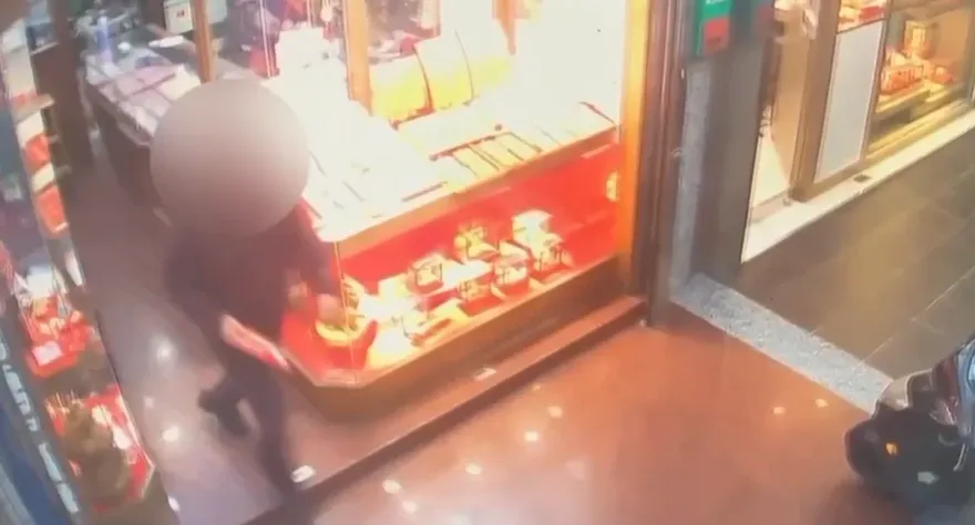 影/男試戴趁機「抓金項鍊落跑」！　竹警調監視器逮人