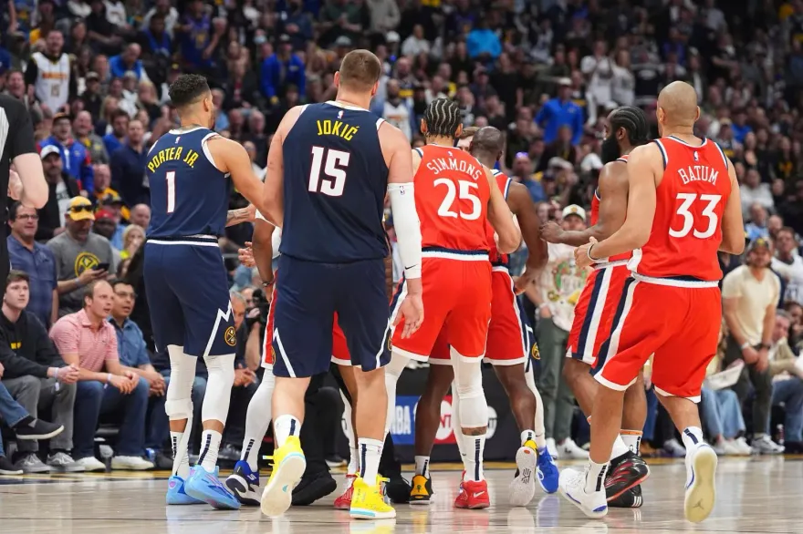NBA/險釀大場面！金塊莫瑞「單手舉起對手」　鮑威爾超不爽