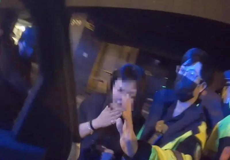 影/台中醉女要睡「咕咕覺」！她街頭對警嬌喊「寶貝」
