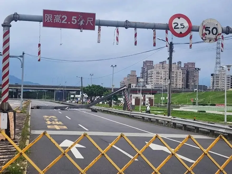新北五股重大事故！限高架遭大車撞斷「往五股交通癱瘓中」