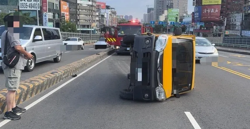 影/疑恍神惹禍　高雄小貨車衝撞分隔島「彈飛側翻」