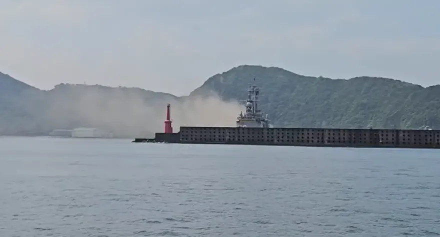 海軍馬公軍艦驚傳火警！「濃煙狂竄」影片瘋傳　國防部急回應