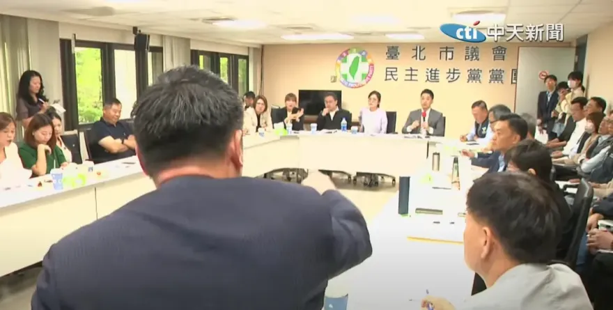 影/蔣萬安單挑民進黨團爆大吵！簡舒培又翻車　王閔生崩潰拍桌