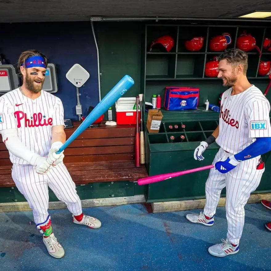 MLB/比賽中「性別揭曉」　藍球棒粉紅護腕各有意義