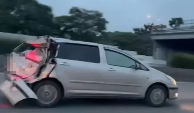 國道驚現「戰地風」轎車！車尾被撞凹陷　保險桿搖搖欲墜