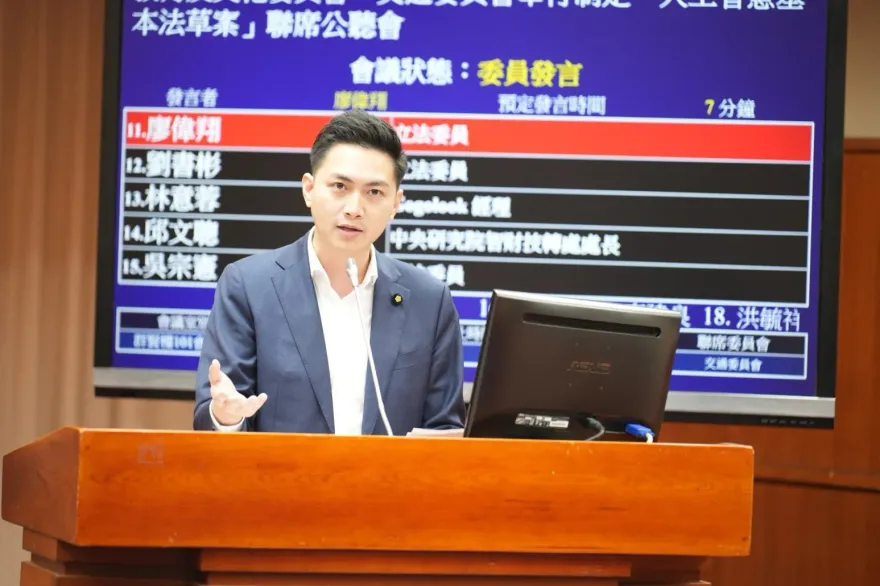 勞動部立意良善？半夜加班狂送解凍案　廖偉翔轟：好了傷疤忘了痛
