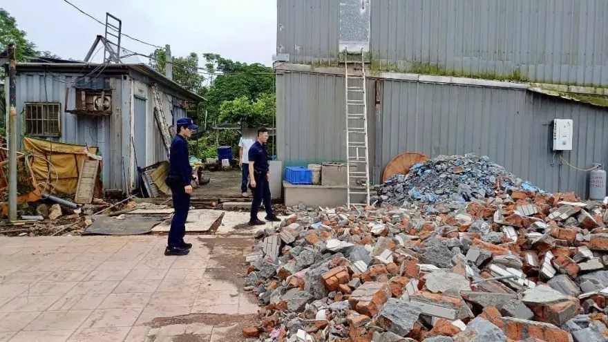 淡水鐵皮屋暗藏天九牌賭場　市府強制拆除夷為平地