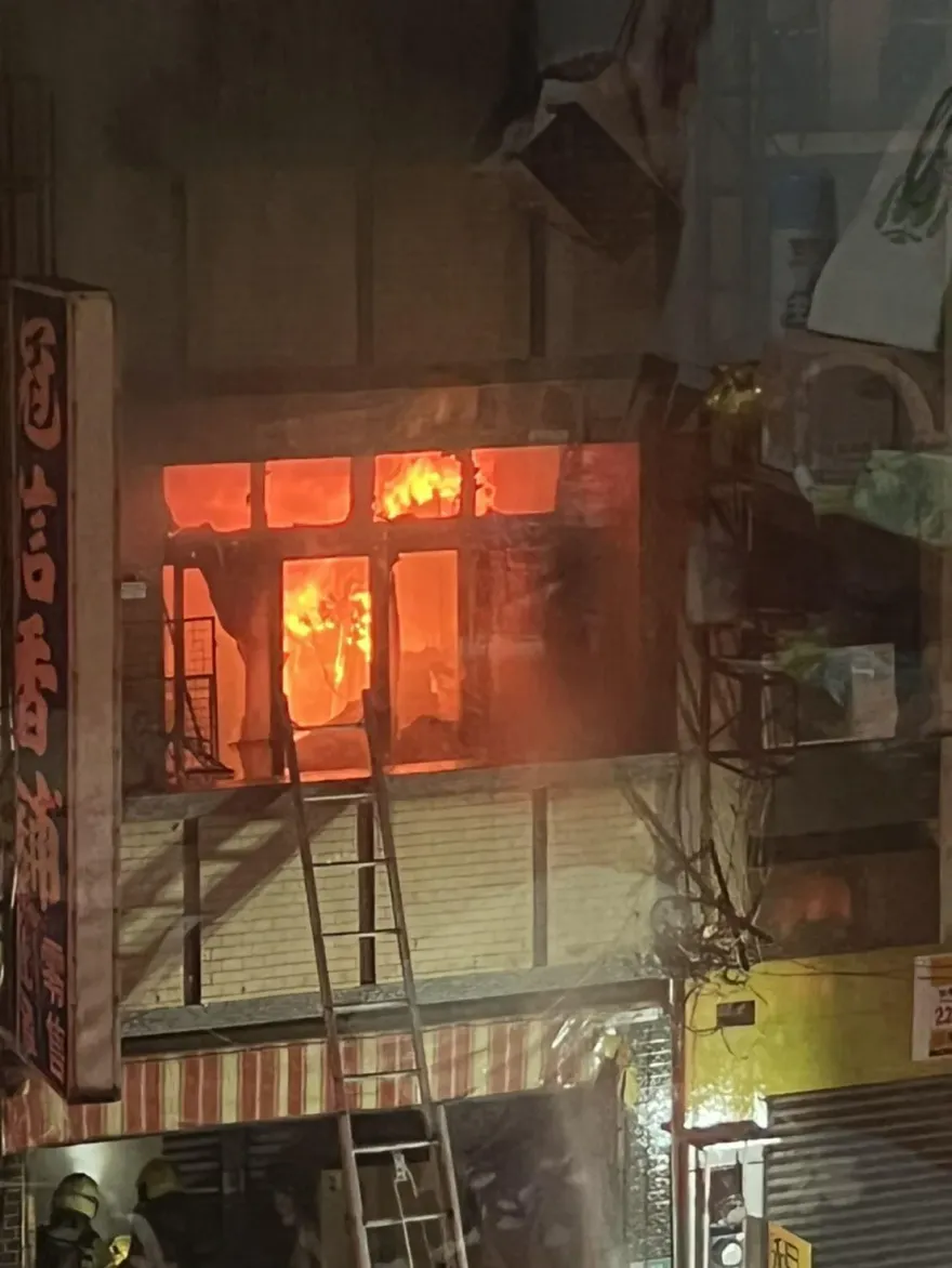 台南金紙店漏夜大火延燒整棟！爆炸聲頻傳　夫妻倆送醫不治