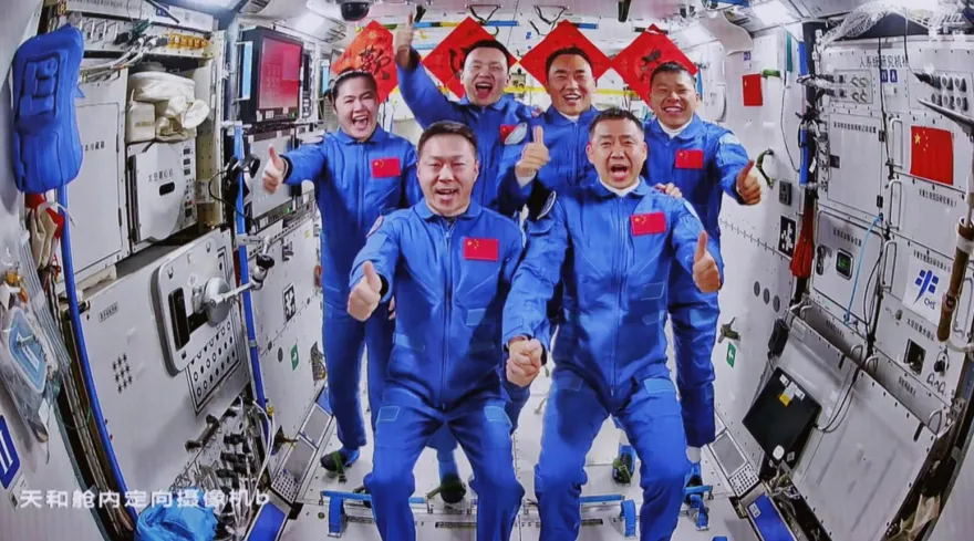 宇宙合框！神舟19、20號乘組「全家福照」曝　第一頓飯吃餃子