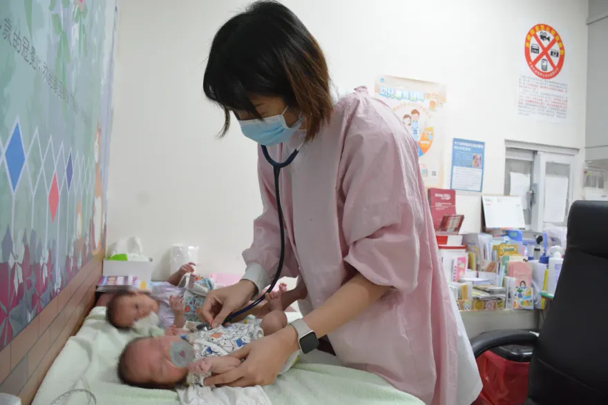 RSV病毒無特效藥！嬰幼兒感冒「喘得厲害」恐併發肺炎