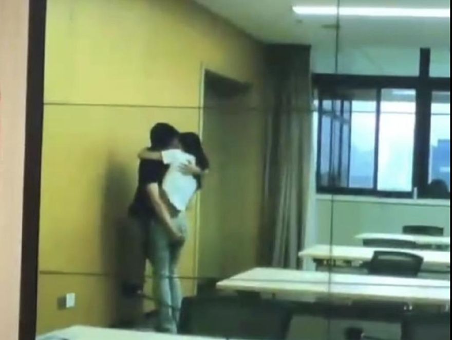 男女會議室「激吻纏綿」遠端直播眾人看傻　陸網笑：鐵飯碗真好