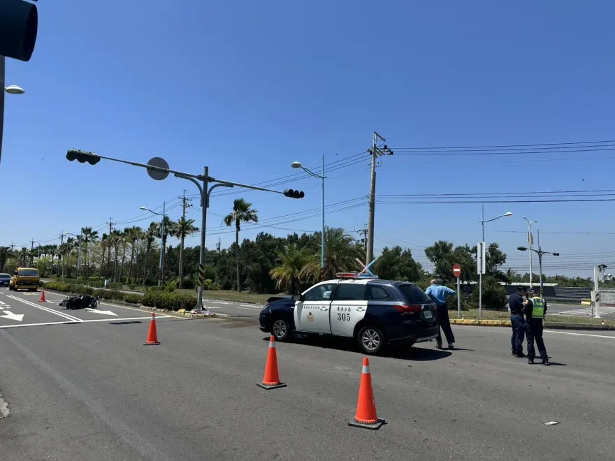 影/屏東大鵬灣警車、機車對撞！員警、外送員雙雙掛彩