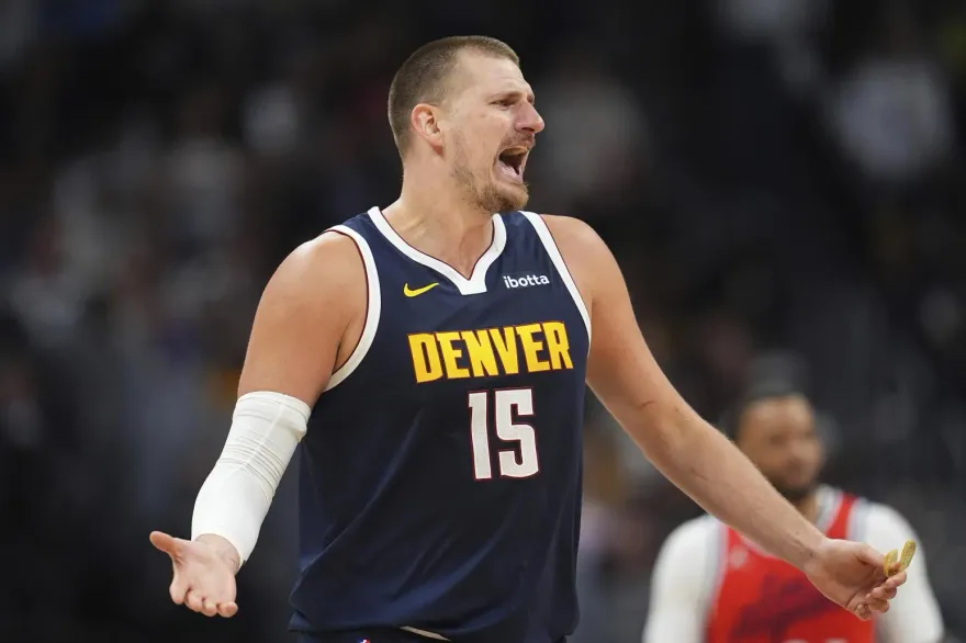 NBA/不爽了！繳「大三元」仍慘敗　約基奇怒吼助教疑爆內鬨