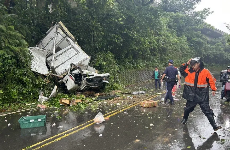 影/瑞芳小貨車撞護欄墜橋　車子全毀駕駛受困