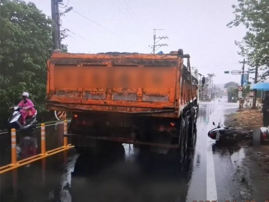 影/雨天釀悲劇！平鎮騎士「併行超車」　慘遭砂石車輾斃