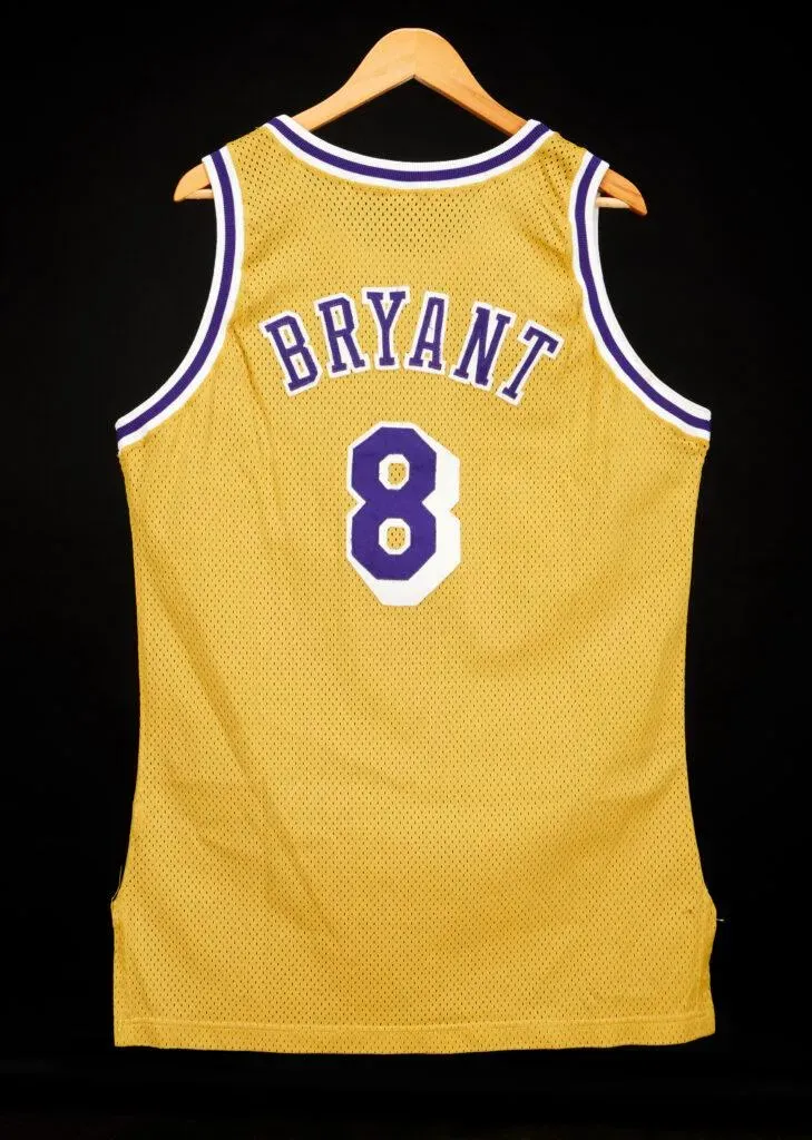 Kobe新秀球衣2.27億天價成交！創本人相關商品拍賣最高紀錄
