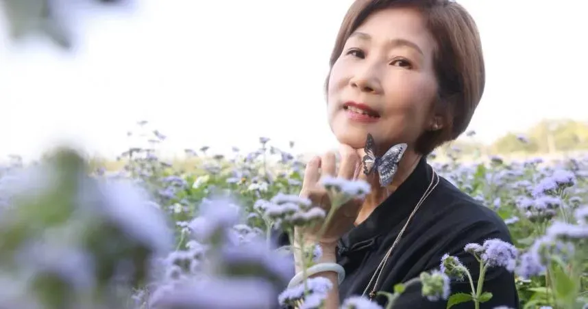 消失歌壇30年！江念庭迎65歲領敬老卡　化身農婦全身紅腫