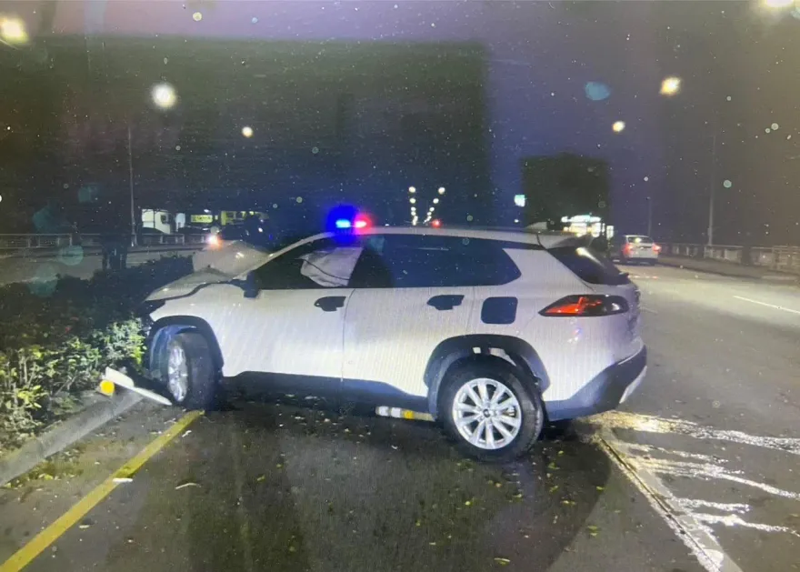 禍不單行！高雄休旅車閃狗自撞分隔島　警車到場也出事