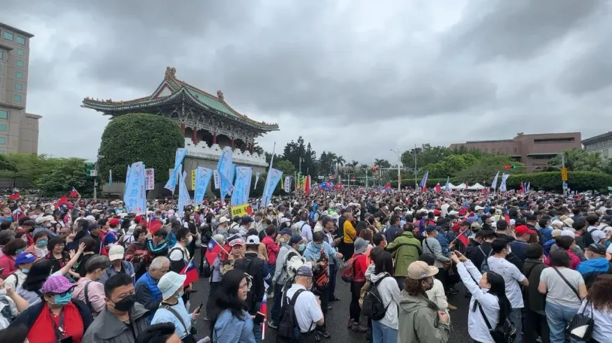 影/直擊！「426反綠共」聚集凱道　景福門已站滿