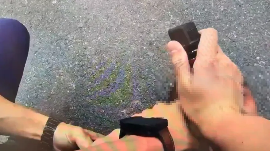 影/路人勸架被打！台南行車糾紛　酒駕騎士遭警壓制送辦