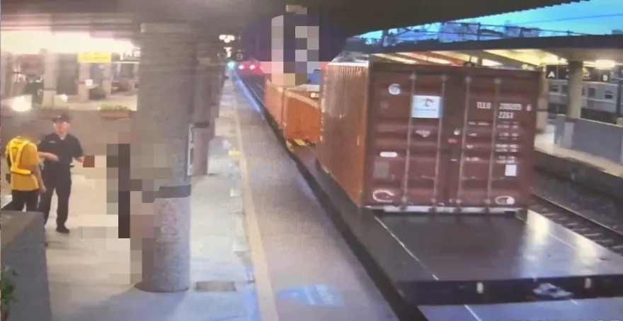 影/台鐵列車又見玩命客！男子「盤腿坐貼著貨櫃坐」