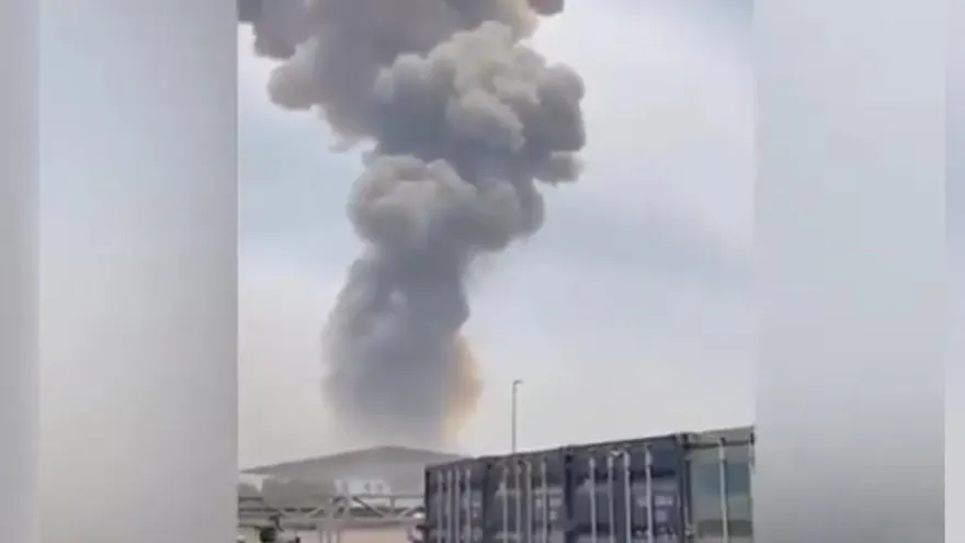 伊朗拉阿巴斯港貨櫃爆炸起火！黑煙竄天至少80人受傷