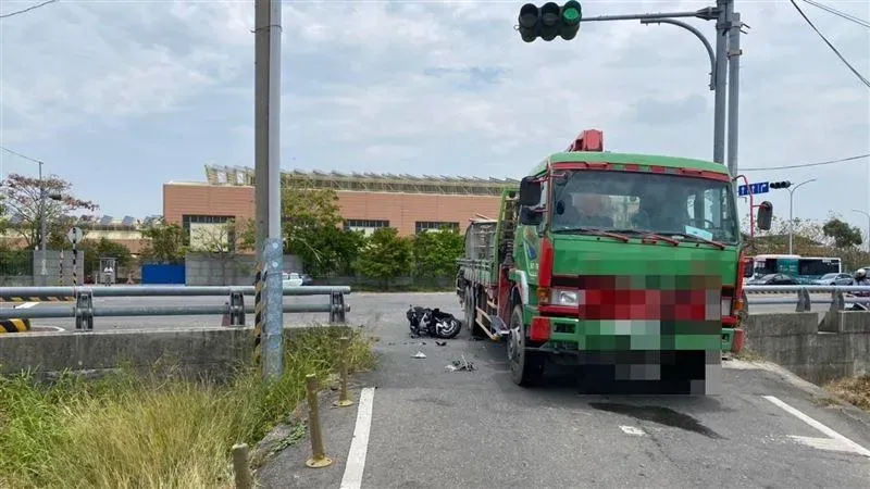 高雄橋頭直行機車撞左轉大貨車　20歲騎士重傷亡