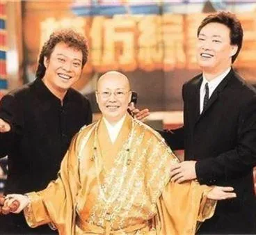 昔為錢鬧翻！張菲罕見同框恆述法師　隔5年「破冰勾手」碎謠言