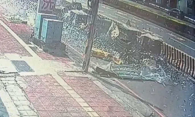 影/撞擊瞬間曝！台中向上路曳引車追撞　22車毀爛多人傷