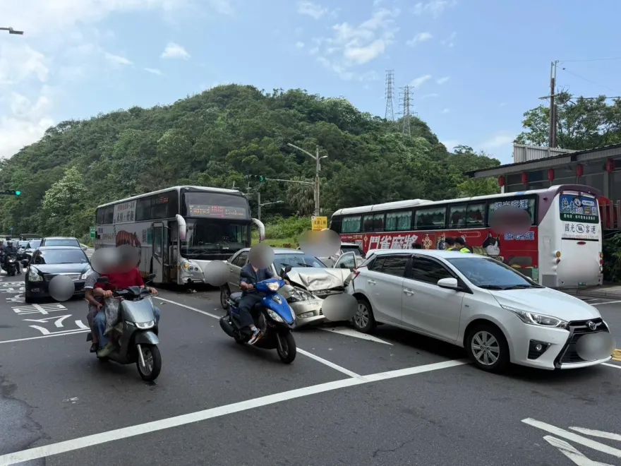 影/基隆國光客運1815追撞3車　扭曲變形現場直擊