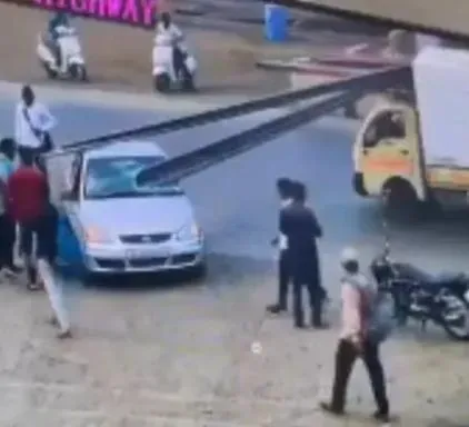影/驚悚！印度貨車煞停鐵條往前滑　插進前車擋風玻璃嚇壞眾人