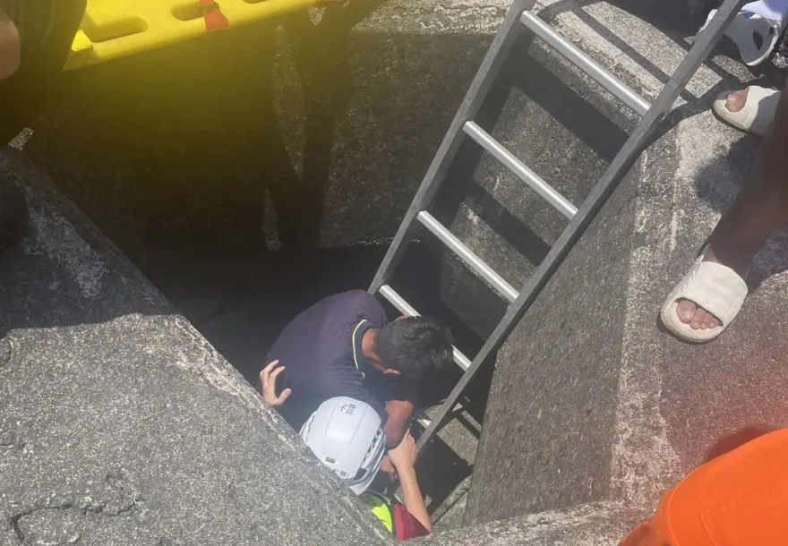 墾丁小峇里島醉男墜2米「卡消波塊」　消防急救援