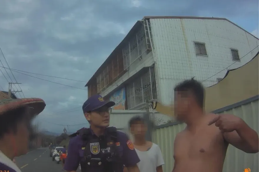 影/高雄宮廟狂遭檢舉噪音！宮主開嗆鄰居　89猴圍一圈助陣