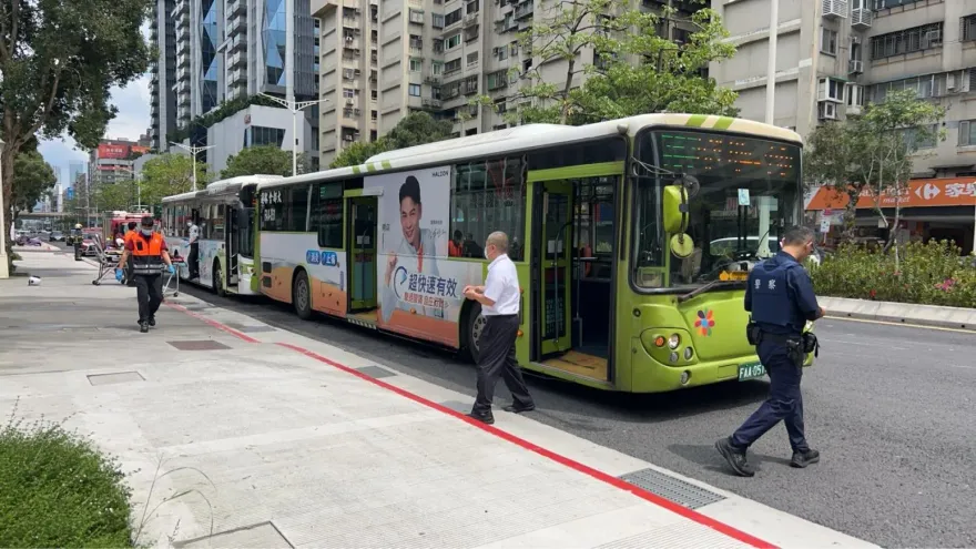 北市「262路公車」嚴重車禍！2輛「同事」追撞釀9傷