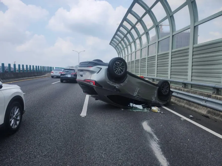 台74線自小客追撞故障車翻覆　2駕駛全身擦挫傷送醫