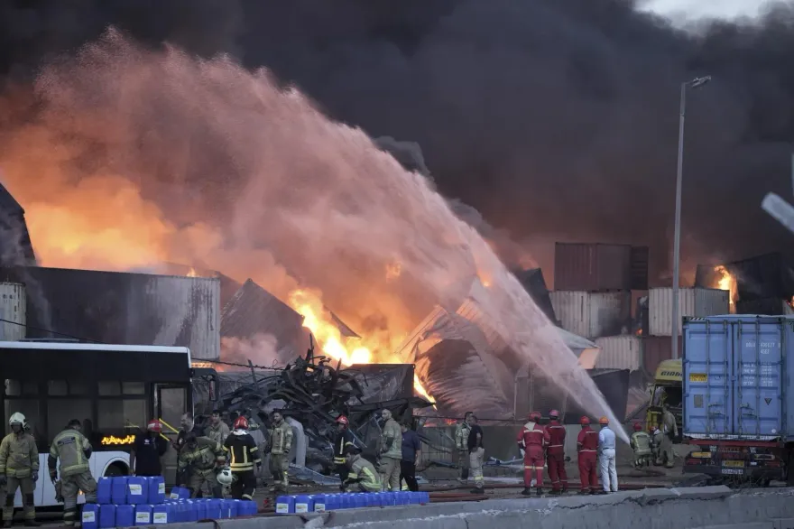 影/伊朗港口大爆炸已40死逾千傷　大火延燒24hr仍未撲滅