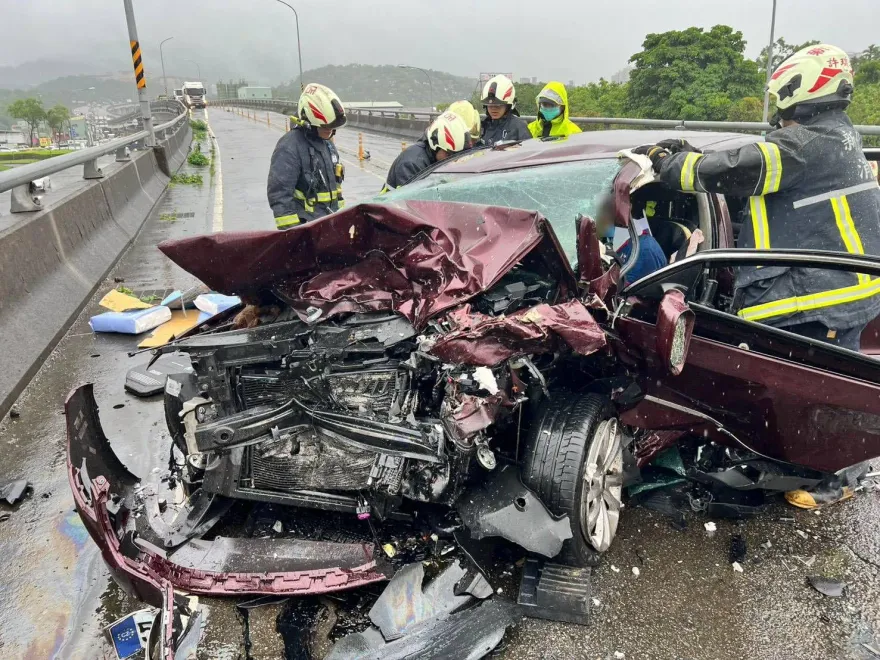 新北嚴重車禍！安坑交流道「2車相撞」傳1人命危