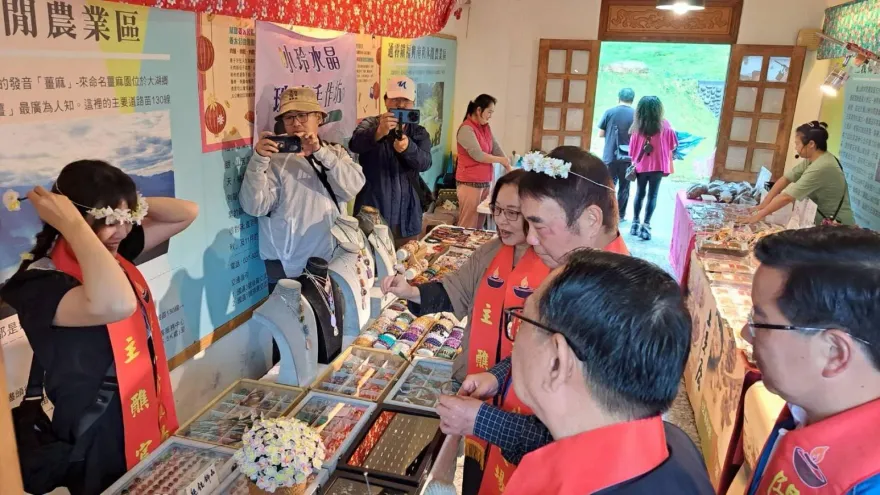 客家大院飄浪漫「四月雪」! 　鍾東錦邀遊客賞桐嚐新住民美食