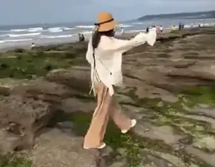 無視勸阻！女遊客踐踏老梅綠石槽拍照　目擊者怒：很故意