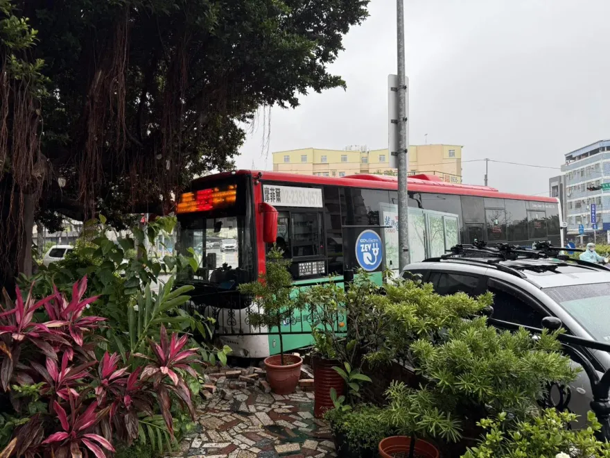 影/台中電動公車「失控撞毀圍牆」車頭凹！　車上乘客嚇壞